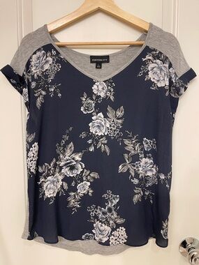 Fortune + Ivy Navy Floral V-Neck Short Sleeve Tee with Gray Trim